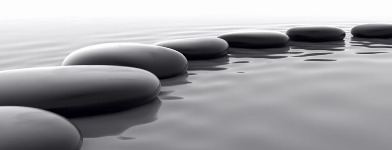 Steine im Wasser bilden eine Furt